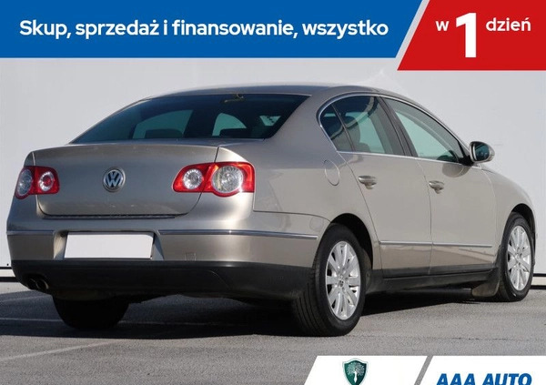 Volkswagen Passat cena 14000 przebieg: 249470, rok produkcji 2005 z Bielsko-Biała małe 254